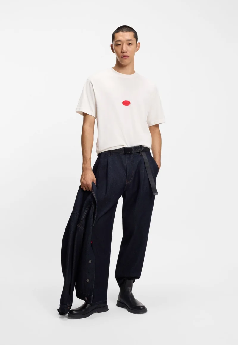 هوجو تيشيرت قطني مطبوع بشعار ختم الشمع